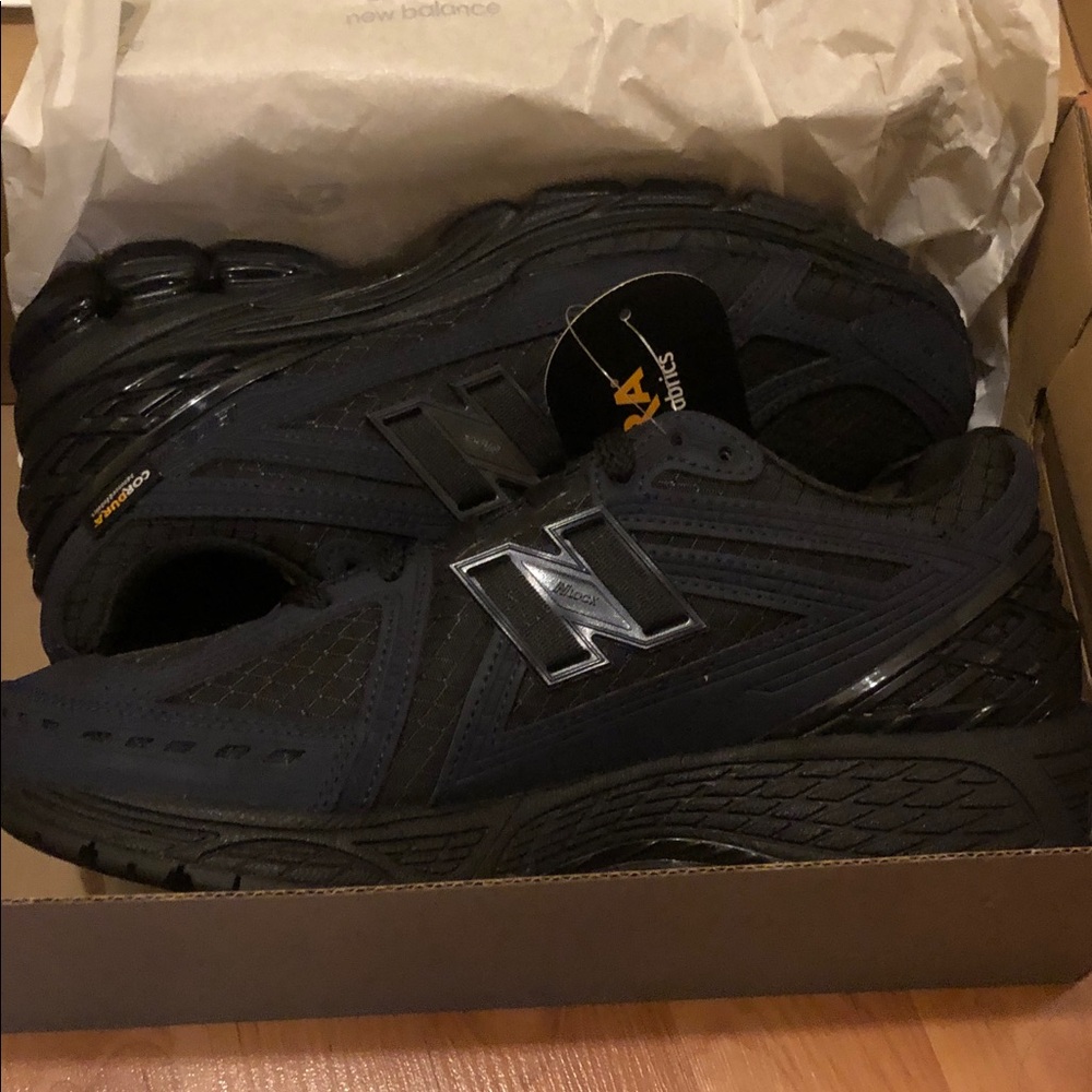 New Balance Women’s Black and Navy Shoes Size 9 1906R - Picture 2 of 3